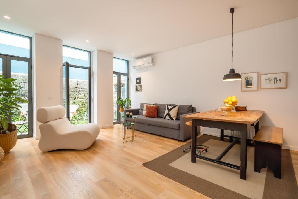 Host Wise - Stylish Urban Flat with Terrace, Porto