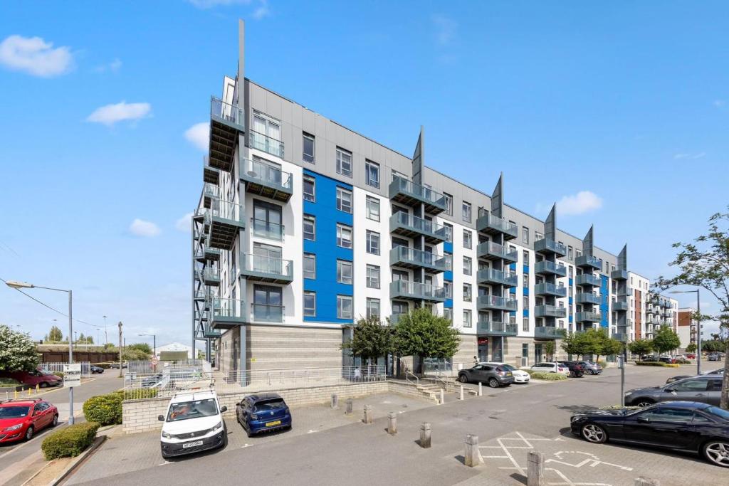 Luxury 1 Bedroom flat by the water with allocated parking, Hoo