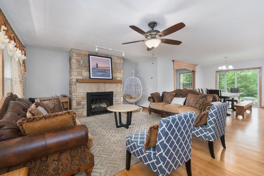 Eagle Point! Discover serenity in our secluded oasis! Hagar Shores parkBeach area, Coloma