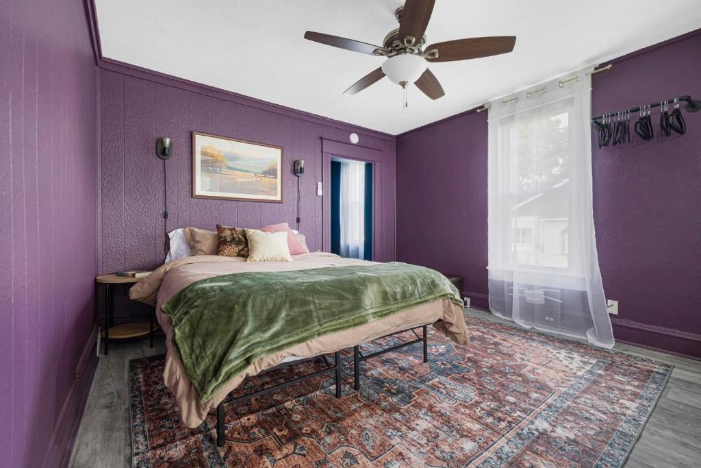 Remodeled Apartment Blocks from Downtown Bristol, Bristol