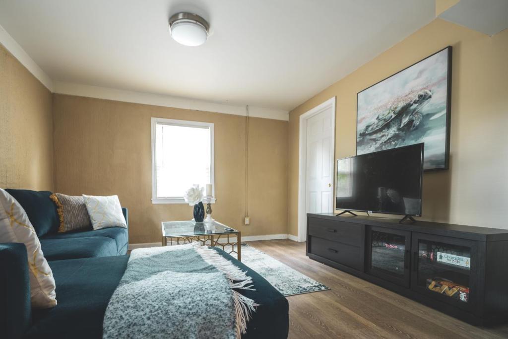 Spacious Home with Pet-Friendly Yard, Charlotte