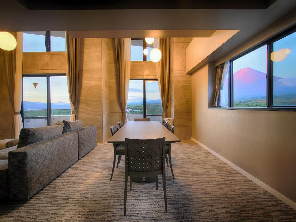 호텔 레기나 카와구치코 전경