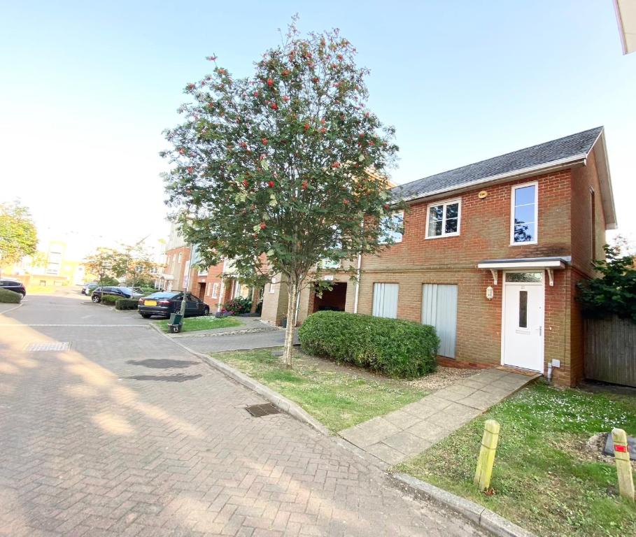 2 Bedroom Flat near Redhill train station, easy access to Gatwick & London, Redhill