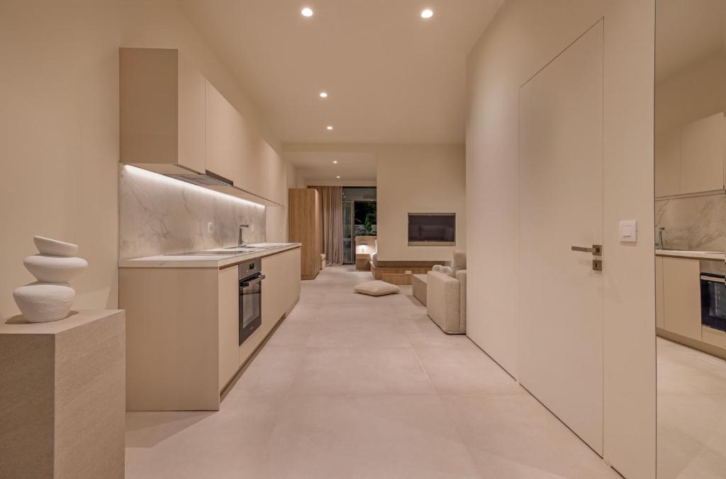 Natural Harmony ,Luxury Studio Oasis & Hot Tub, Rhodes Town