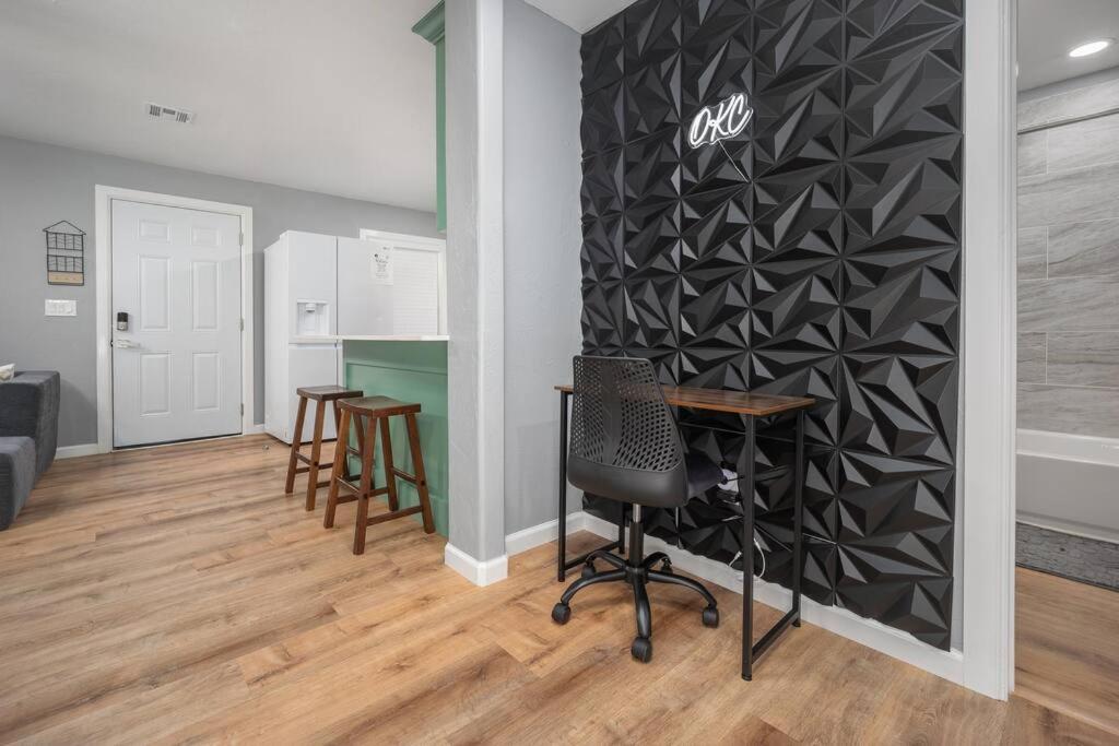 OKC Casita - Newly Remodeled, Modern 2 BR home - Family and pet friendly Plus Hot tub, Oklahoma City