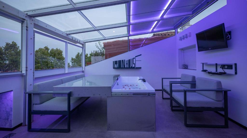 Iron House - Penthouse with Bathtub in Golden Mile & Roman Bridge - 2