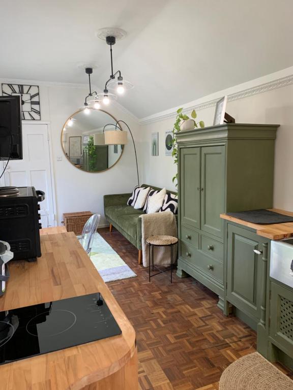 30 mins walk from Harry Potter Tour Self Contained Flat One bedroom plus new sofa bed in lounge, Abbots Langley