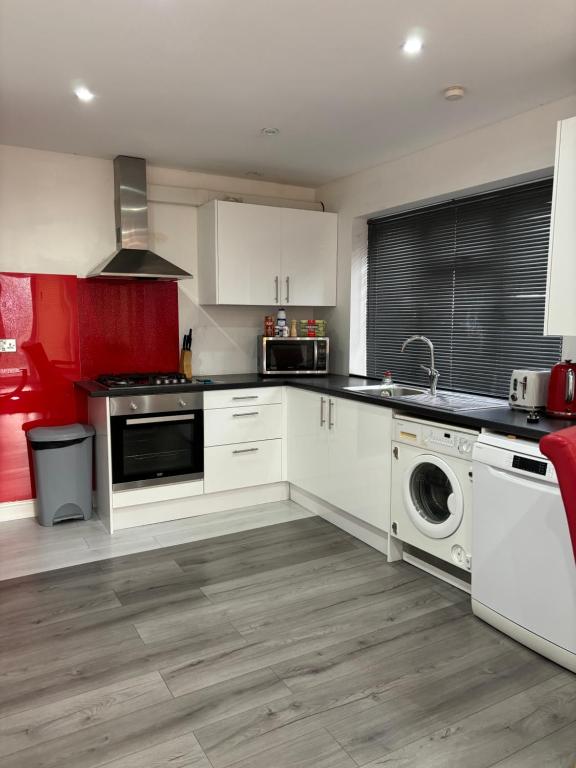 Nicely Furnished 2 Bedroom Property, High Wycombe photo 7
