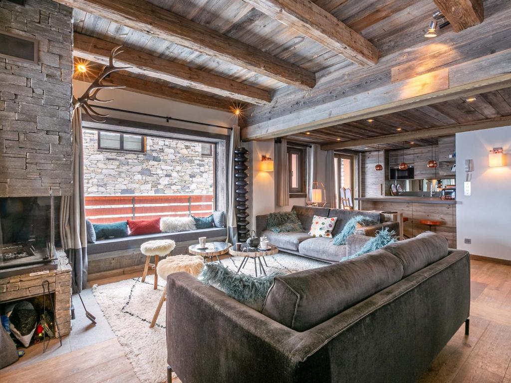 Appartement-chalet de standing avec cheminée et hammam, idéalement situé sur le front de neige de Val d'Isère - FR-1-694-9 - 1