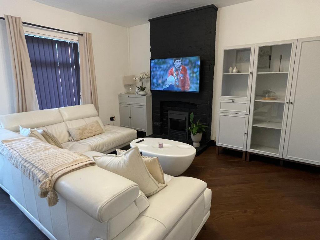 Slick Space for a Standish Stay, Standish - pet-friendly stay