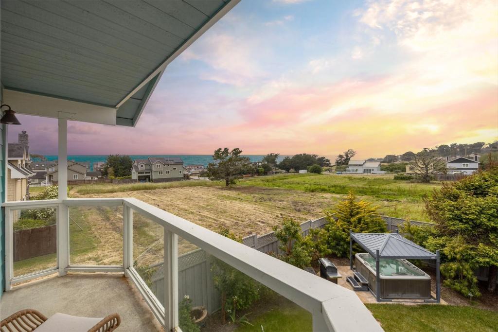 Coastal Dream - 2 Blocks to ocean, steps to beach, hot tub, coastal trail, BBQ, Half Moon Bay