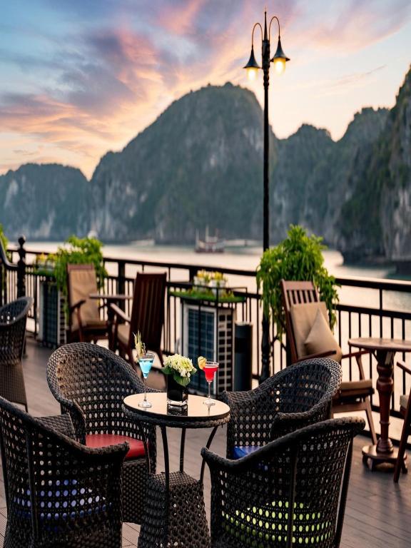 Du thuyền 5 sao &#8211; Ngủ đêm &#8211; Vịnh Hạ Long &#8211; RIT