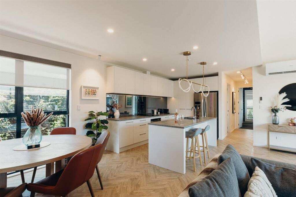 Pool & Tennis Court - Pinot Grove, Martinborough