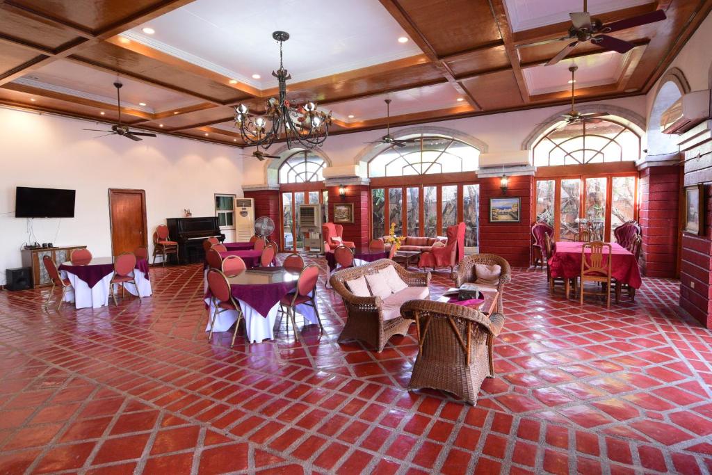 Tahanan Lakeview Hotel