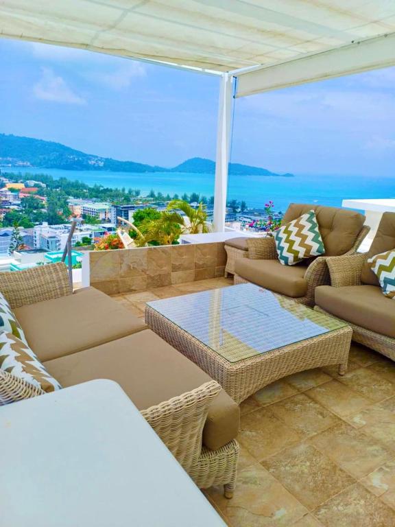 Eagles Nest Patong, Pláž Patong