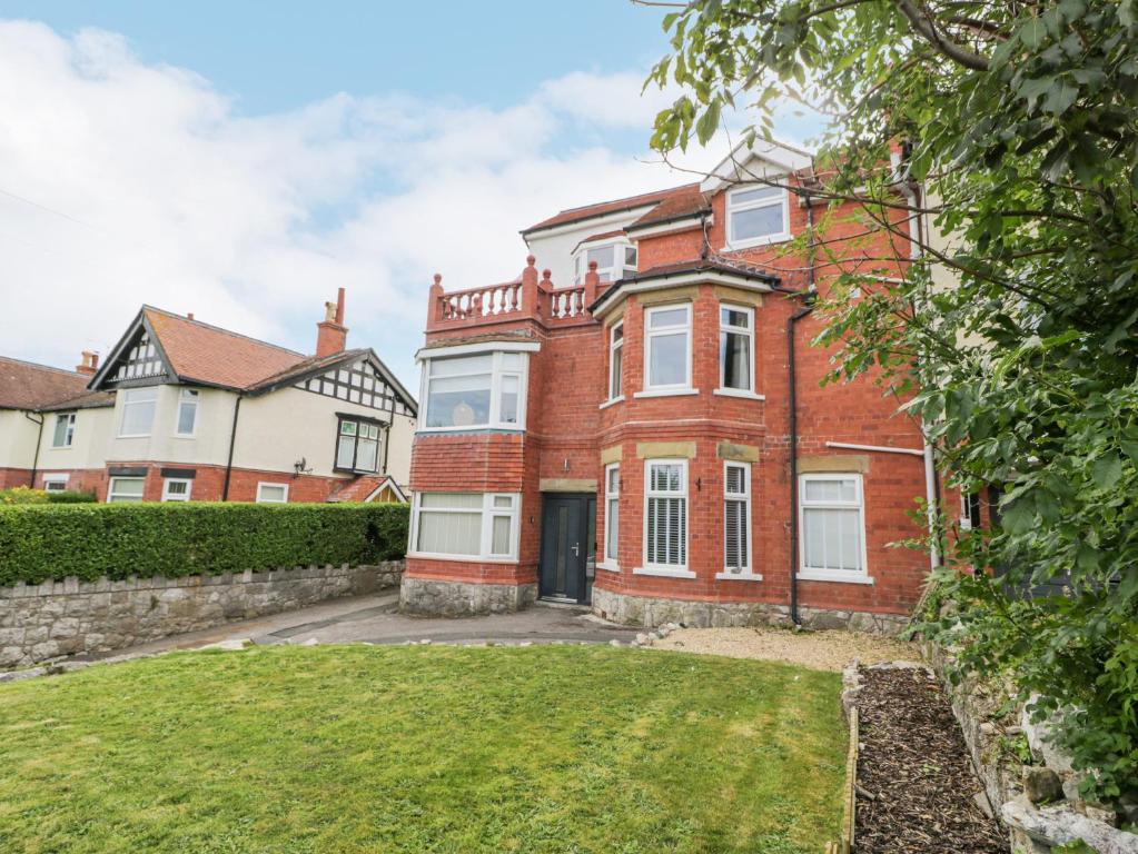 Cabin Hill, Colwyn Bay