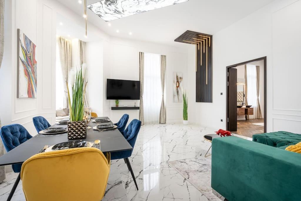 High-End 2-bedroom in The Center with Balcony, Budapest