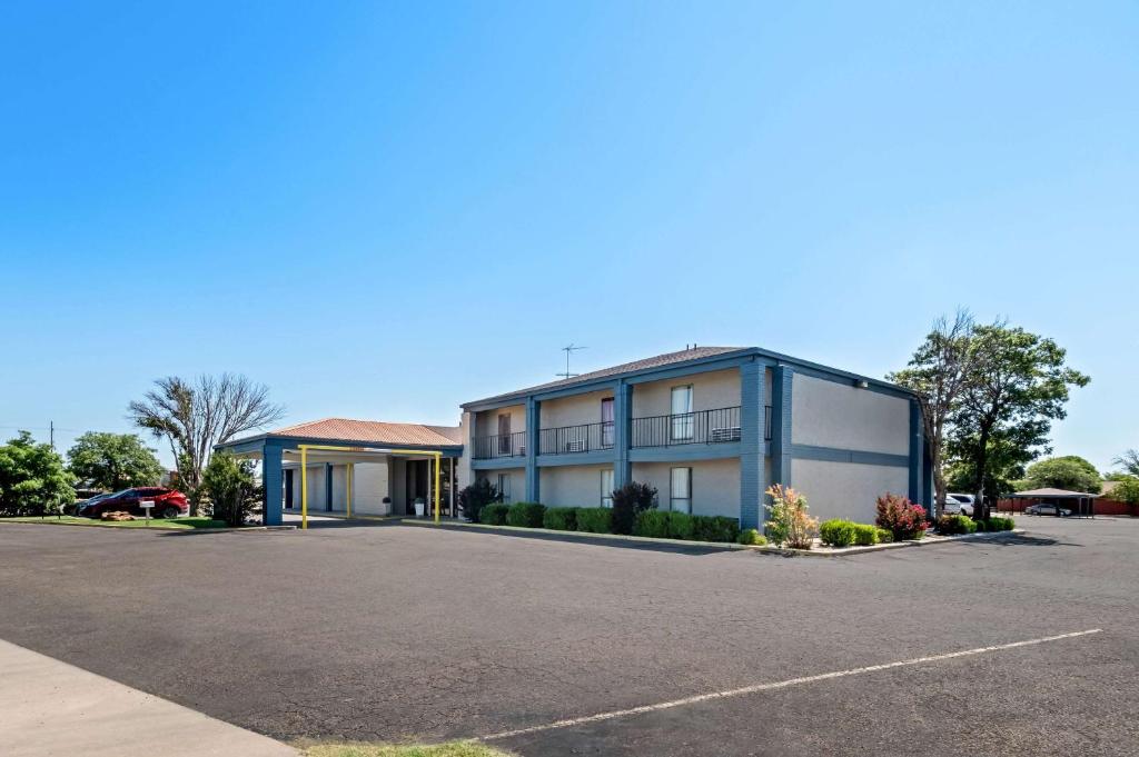 Quality Inn, Plainview