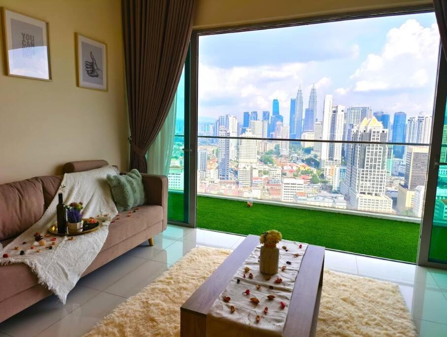Regalia InfinityPool Premium 2BR l LRT KLCC l 4Pax, Kuala Lumpur