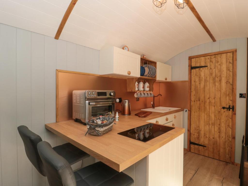 The Foxes Den Shepherds Hut photo 8