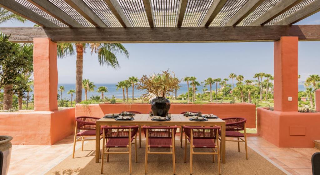 VACATION MARBELLA I The Signature Penthouse, Best Flat in Estepona, Sea View, Sauna, Communal and Indoor Pool, Gym, Private Heated Jacuzzi, Cutting-edge Amenities, High-End Renovation - 1