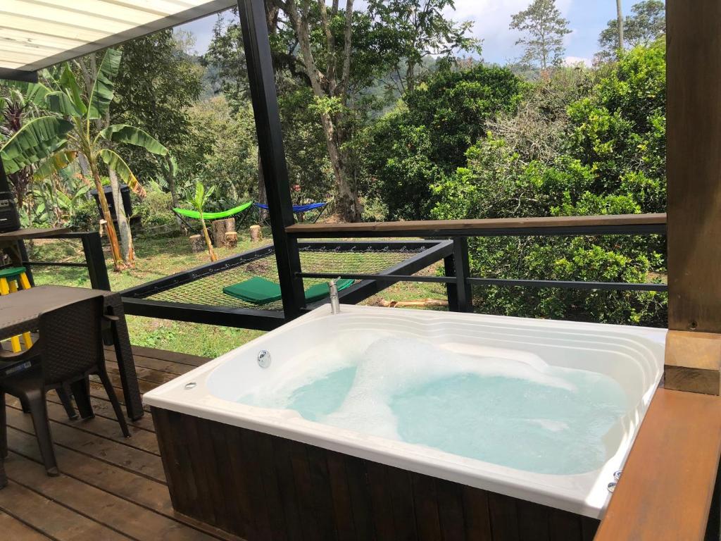 Cabaña tipo glamping en finca cafetera con zonas verdes, avistamiento de aves, paisaje cafetero - 5