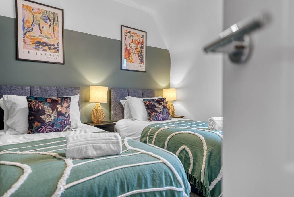 Accommodates 4 guests, 28night minimum stay ,Perfect for corporate stays, Gloucestershire