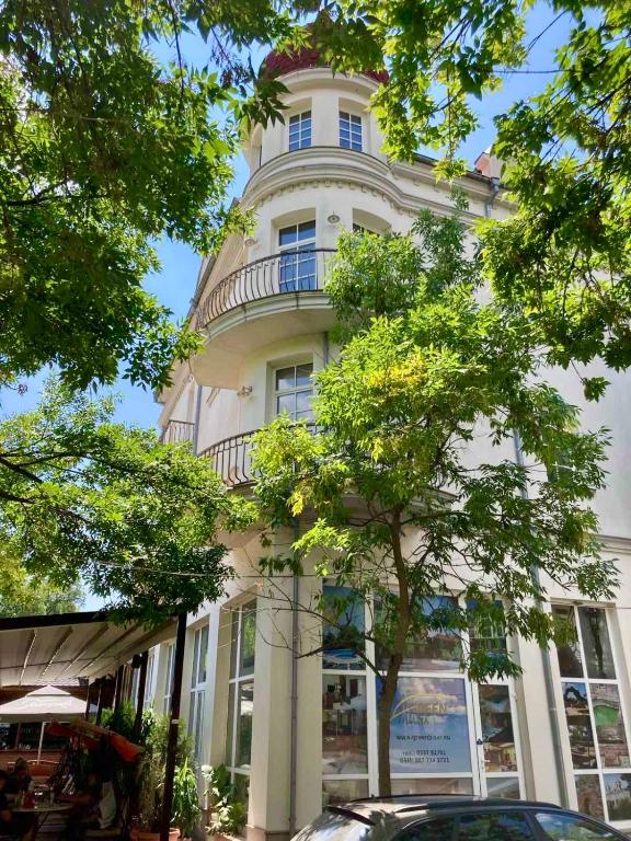 Balkan Aparts, Chisarja