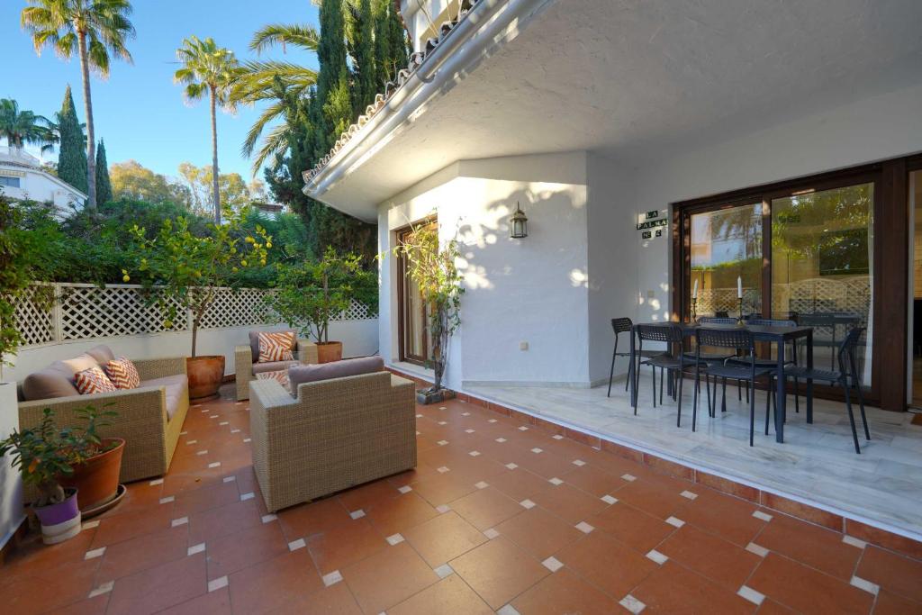 2039 Cozy Beachfront Apartment on Golden Beach - 4
