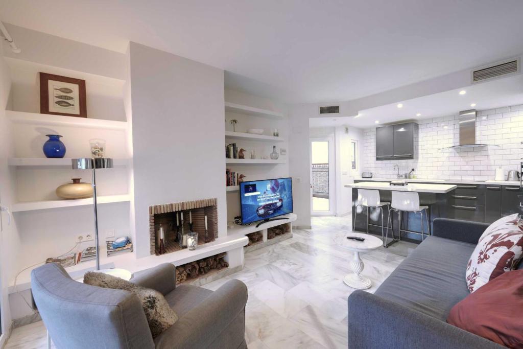 2039 Cozy Beachfront Apartment on Golden Beach - 3