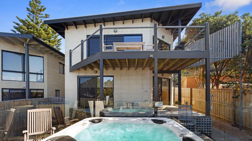 Achilles, Apollo Bay