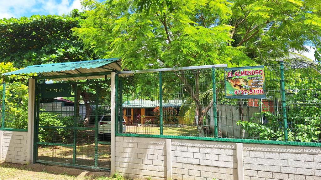 El Almendro, La Cruz