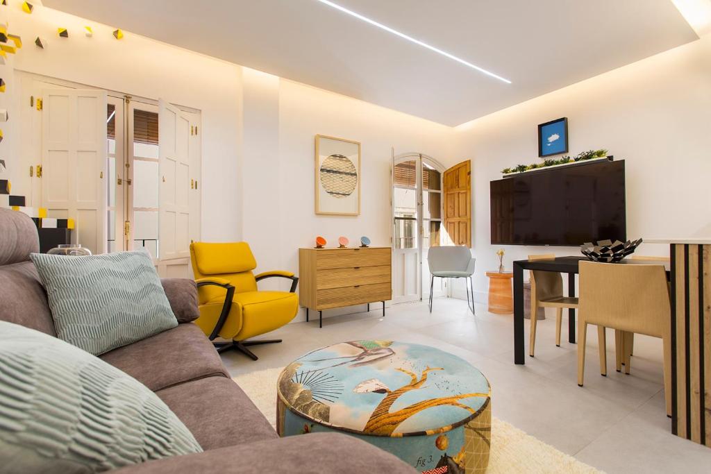 Magic stay in Granada with private parking, Granada