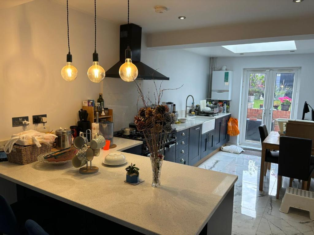 Luxurious Shared Home - Self Check-In, Free Street Parking, Leavesden Green