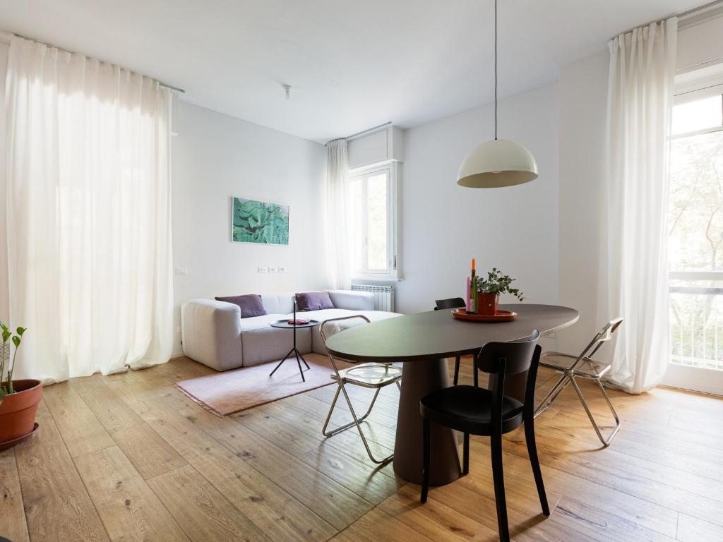 Abbiategrasso M2 Green Apartment with Balconies, Milán