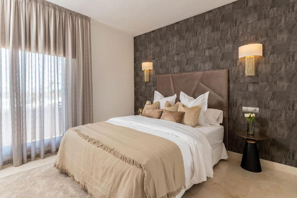 Seaview 2BR Penthouse with Terrace & Pool Access - 1