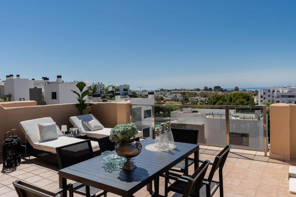 Seaview 2BR Penthouse with Terrace & Pool Access - 5
