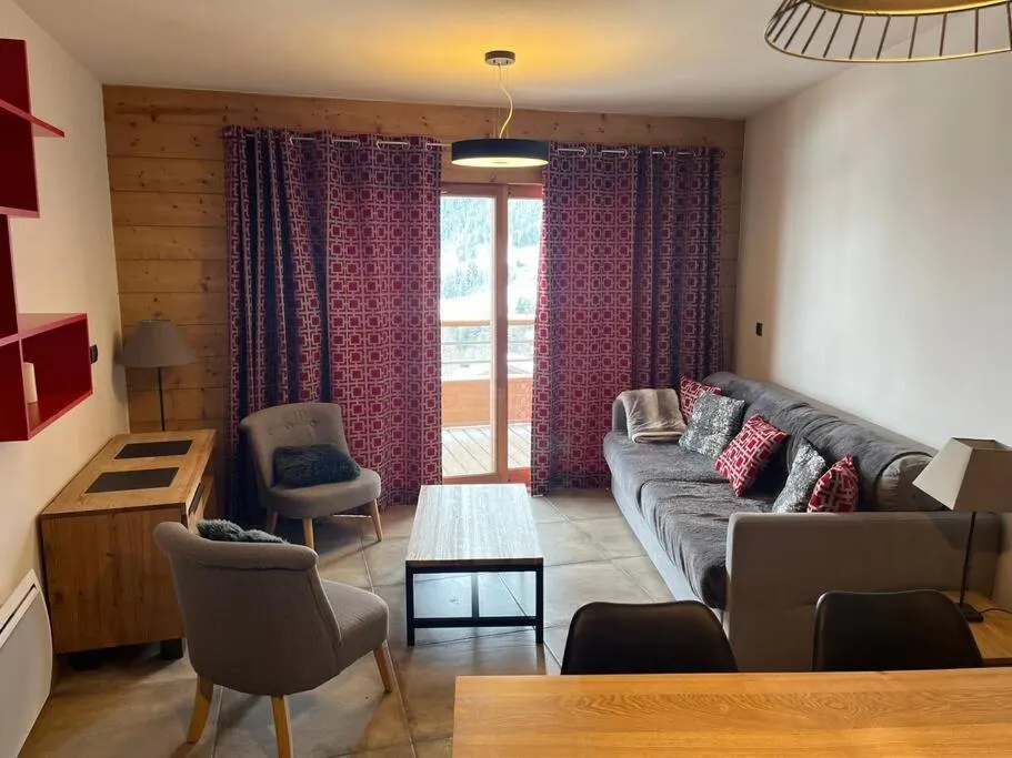 Valmorel Ski au pied avec Parking couvert !，位于瓦尔莫雷尔的酒店