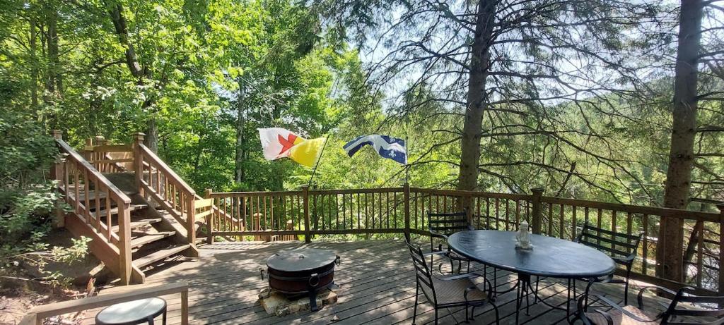 Serenity Tree house on the lake, Huberdeau