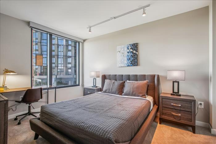 National at Rosslyn Towers, Arlington