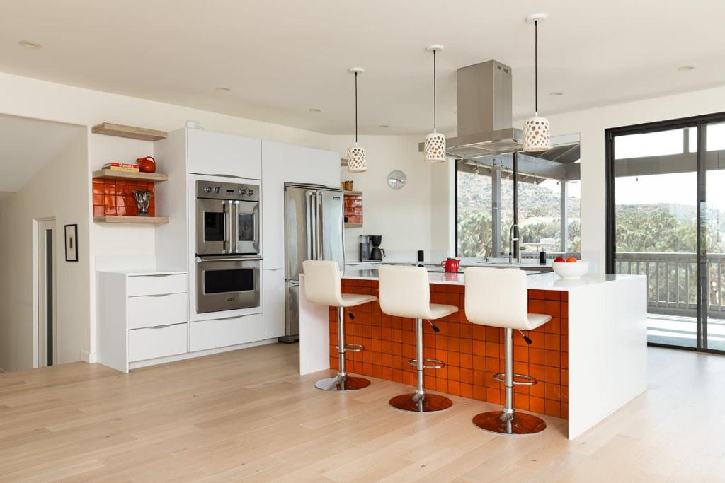 Modern Mosaics- Joshua Tree Chef Home On Hill Spa, Yucca Valley