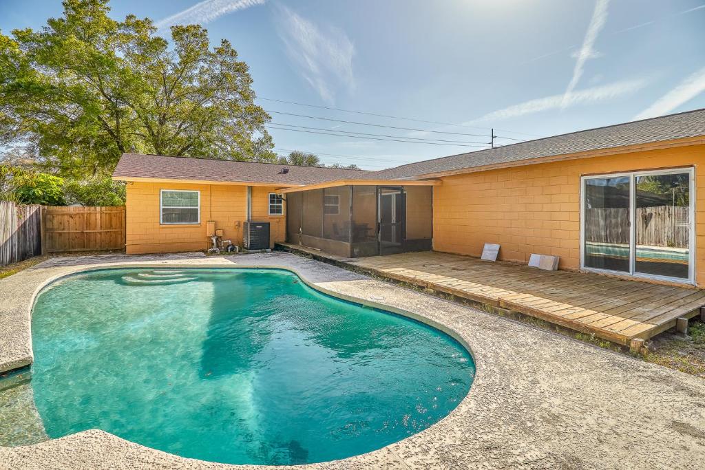 12 Guest Oasis Pool Privacy and Comfort Await, Tampa