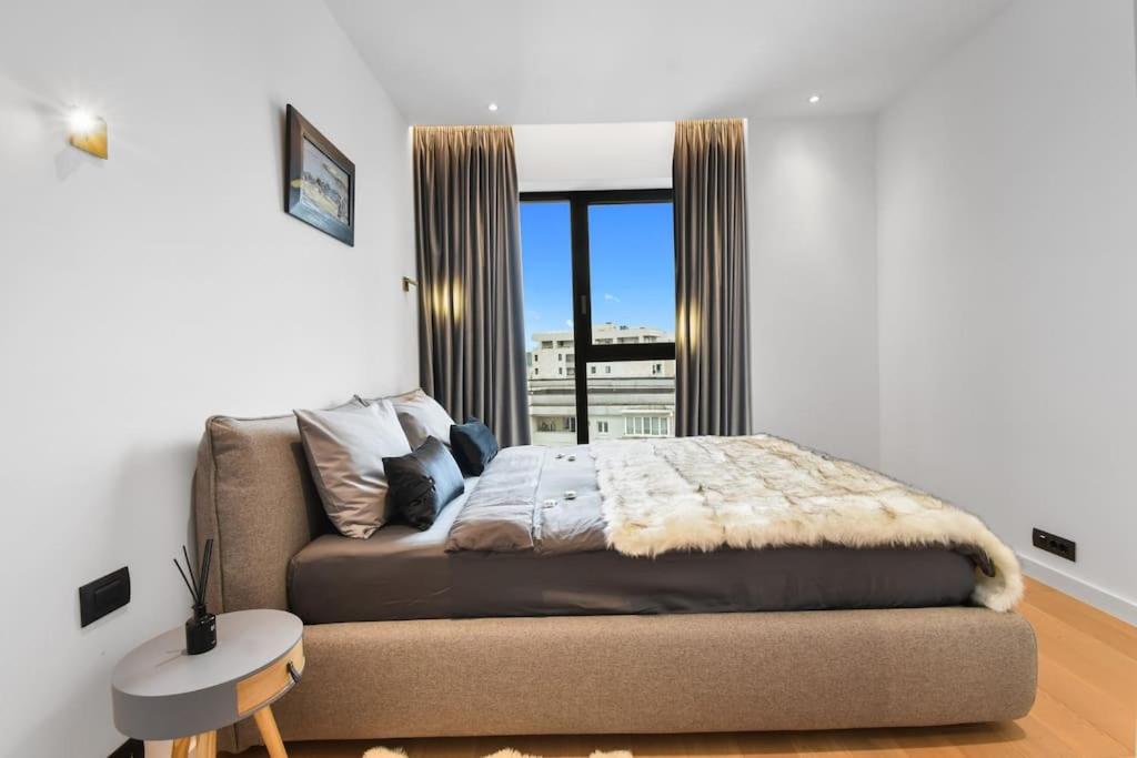 LAX Designer, Oasis city skyline views, Parking, Bukurešť