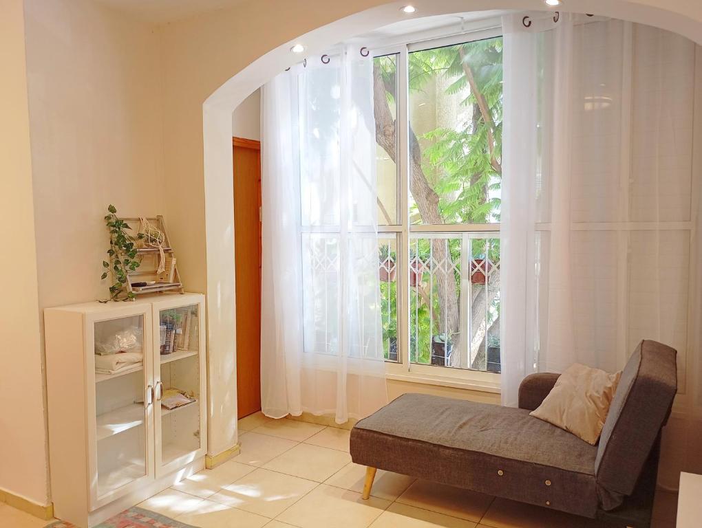 בין העצים, Petach Tikva