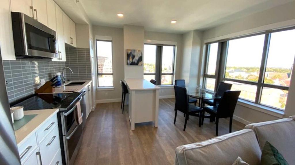 Spacious Apt Downtown, Quincy