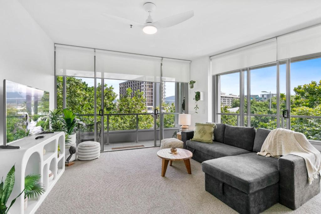 Coastal Harbour lights -Pool Gym & prime Location, Cairns