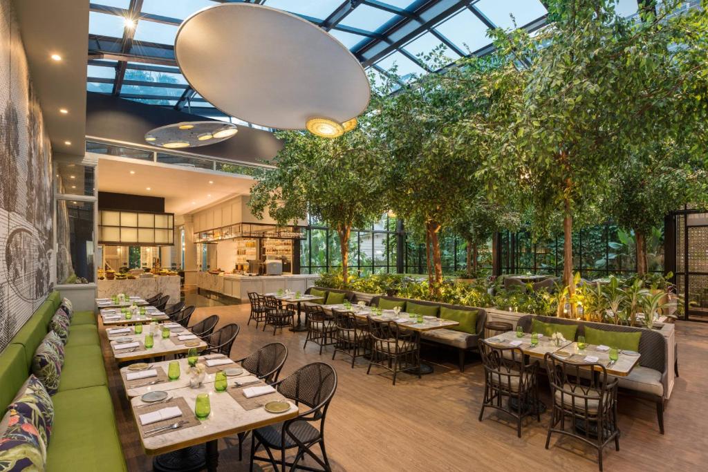 Restaurant, JW Marriott Hotel Surabaya in Surabaya