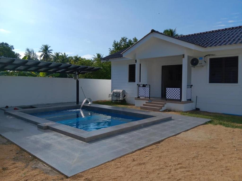 祖拉尼泳池小屋-近達奧爾海灘,巴卓克 (Zulanie's The Pool Cottage near D'Aur Beach, Bachok)