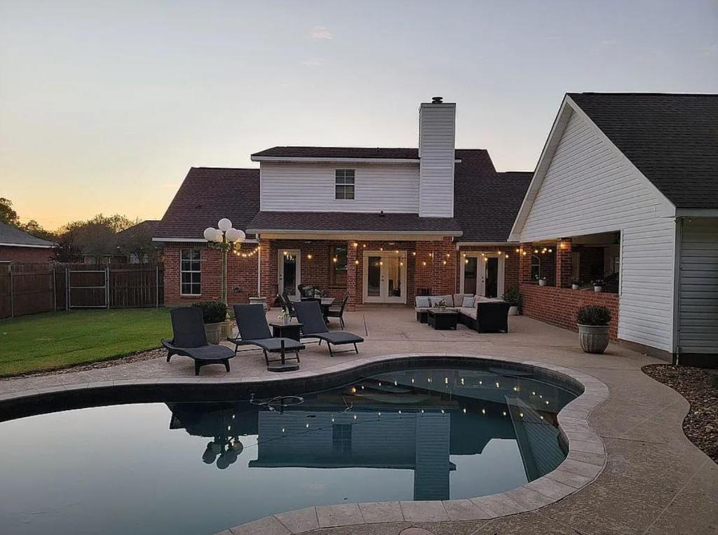 Upscale Hideaway with 2 King Beds Disney Plus Fast WiFi Private POOL & Gated Yard, Alexandria