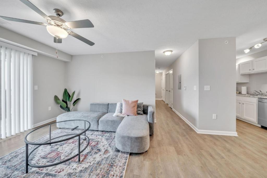 Stonecrest 712, 2bd Apt I Free Parking I Pool, New Albany